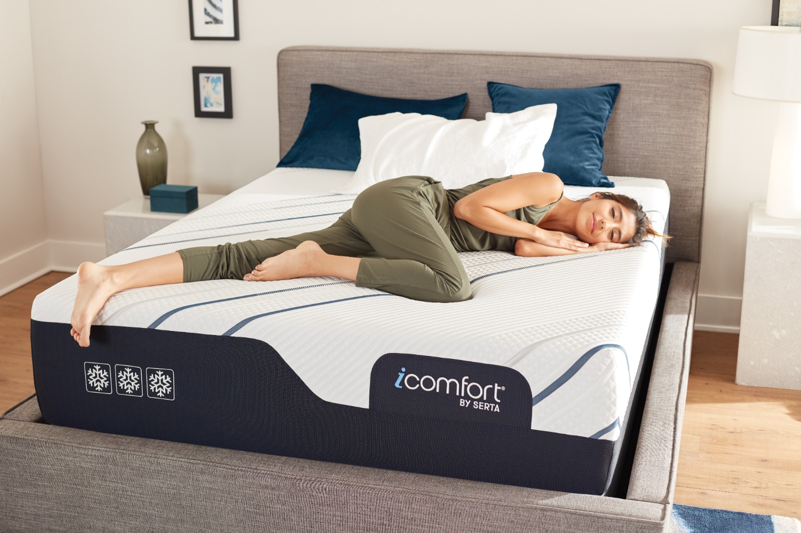 SE19_ICO_CF4000_FM_PL_UPL_Q_Lifestlye_Woman_Room_Front_LayingDown_CloseUp_04.jpg